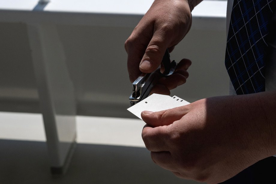 Ticketkontrolle Zugersee Hände halten Ticket und Stanzer in der Hand