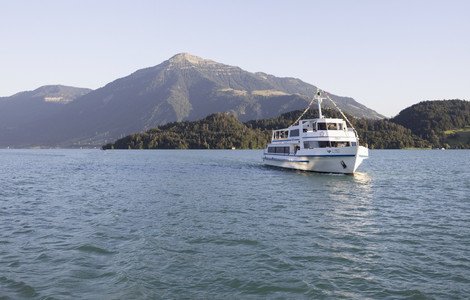 Das Kursschiff MS Rigi fährt über den Zugersee