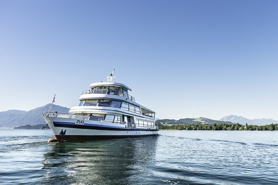 MS Zug fahrend Steuerbord Motorschiff Zug fahrend auf dem See Steuerbordseite