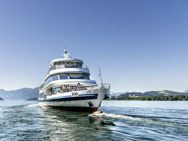 Motorschiff Zug fahrend auf dem See