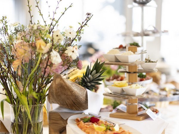 Blumenarangement auf dem Sonntagsbuffet