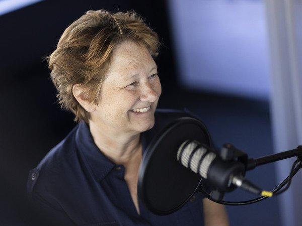 Emely Steegstra-Hendrix sitzt hinter dem Podcast Mirkophon