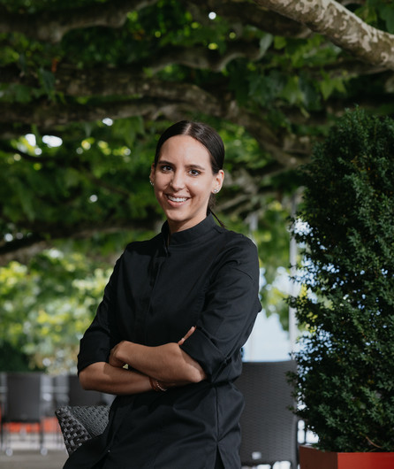 Porträt von Köchin Noémie Bernard im Garten