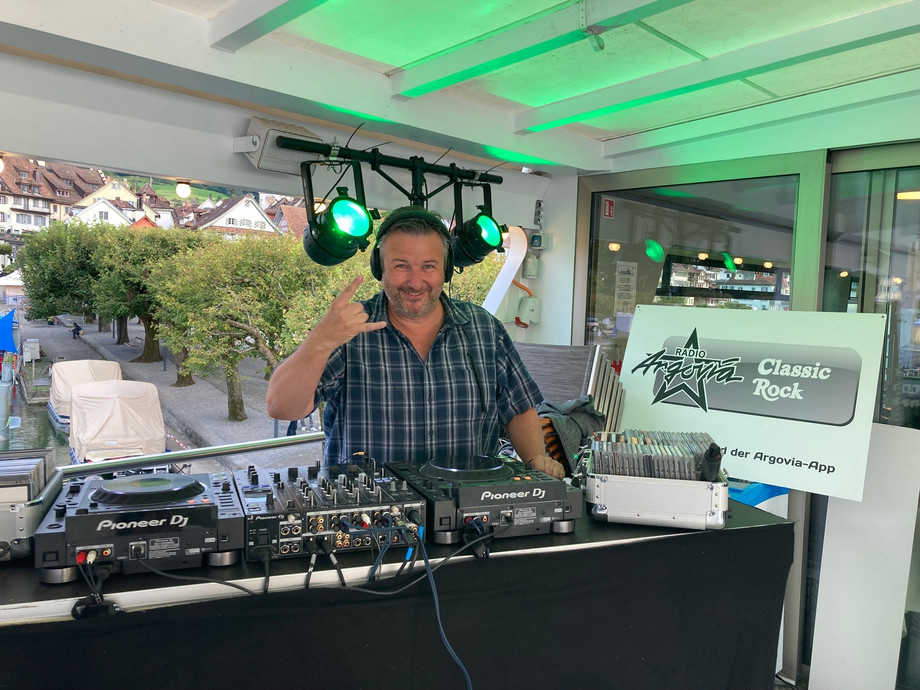 DJ Urs Hofstetter am Mischpult