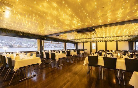 Lichterschiff Hauptsalon dekoriert Hautpsalon mit gedeckten Tischen und Lichterketten an der Decke